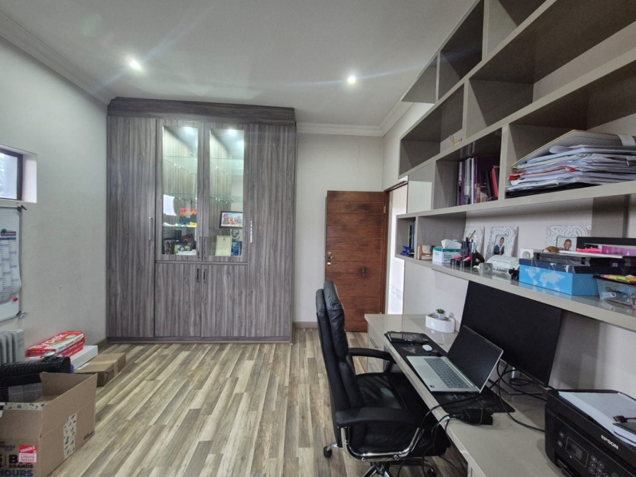 6 Bedroom Property for Sale in Helderwyk Gauteng
