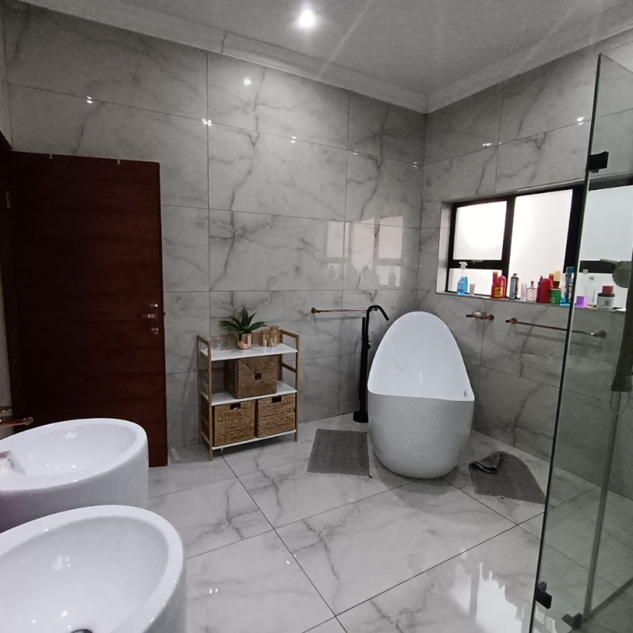 6 Bedroom Property for Sale in Helderwyk Gauteng