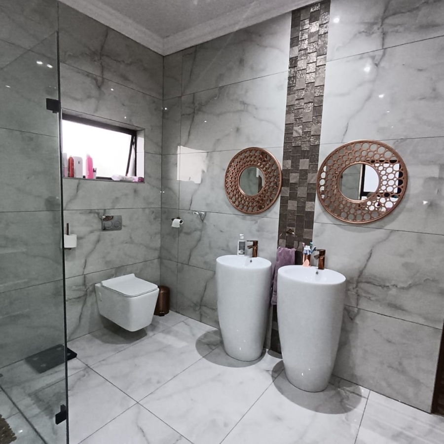 6 Bedroom Property for Sale in Helderwyk Gauteng