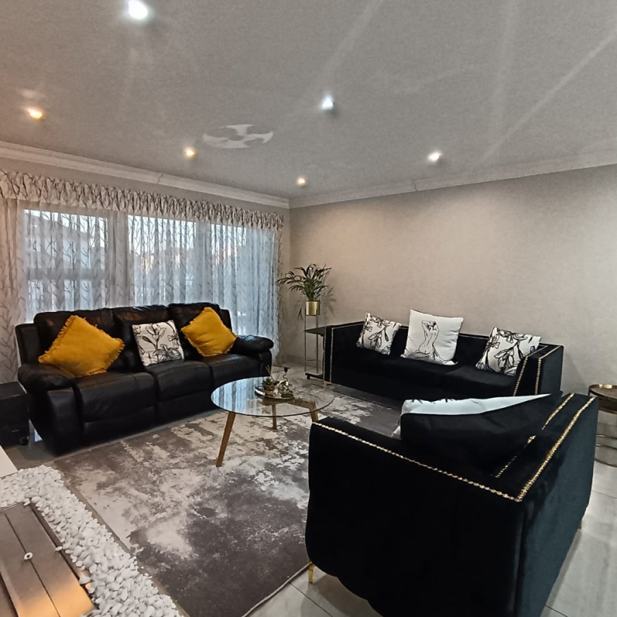 6 Bedroom Property for Sale in Helderwyk Gauteng