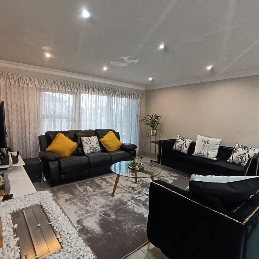6 Bedroom Property for Sale in Helderwyk Gauteng