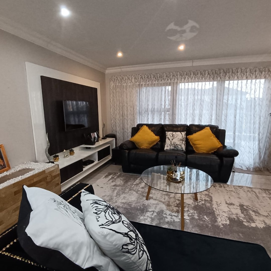 6 Bedroom Property for Sale in Helderwyk Gauteng