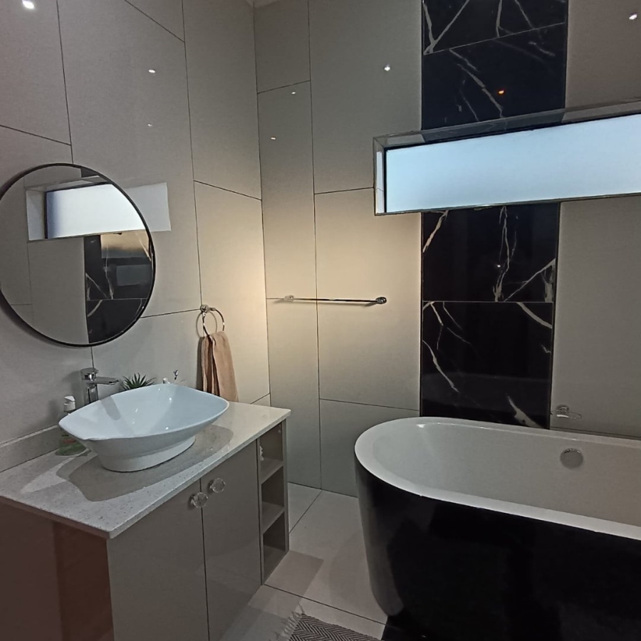 6 Bedroom Property for Sale in Helderwyk Gauteng