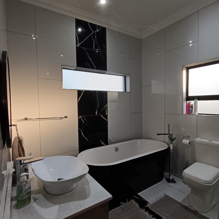 6 Bedroom Property for Sale in Helderwyk Gauteng