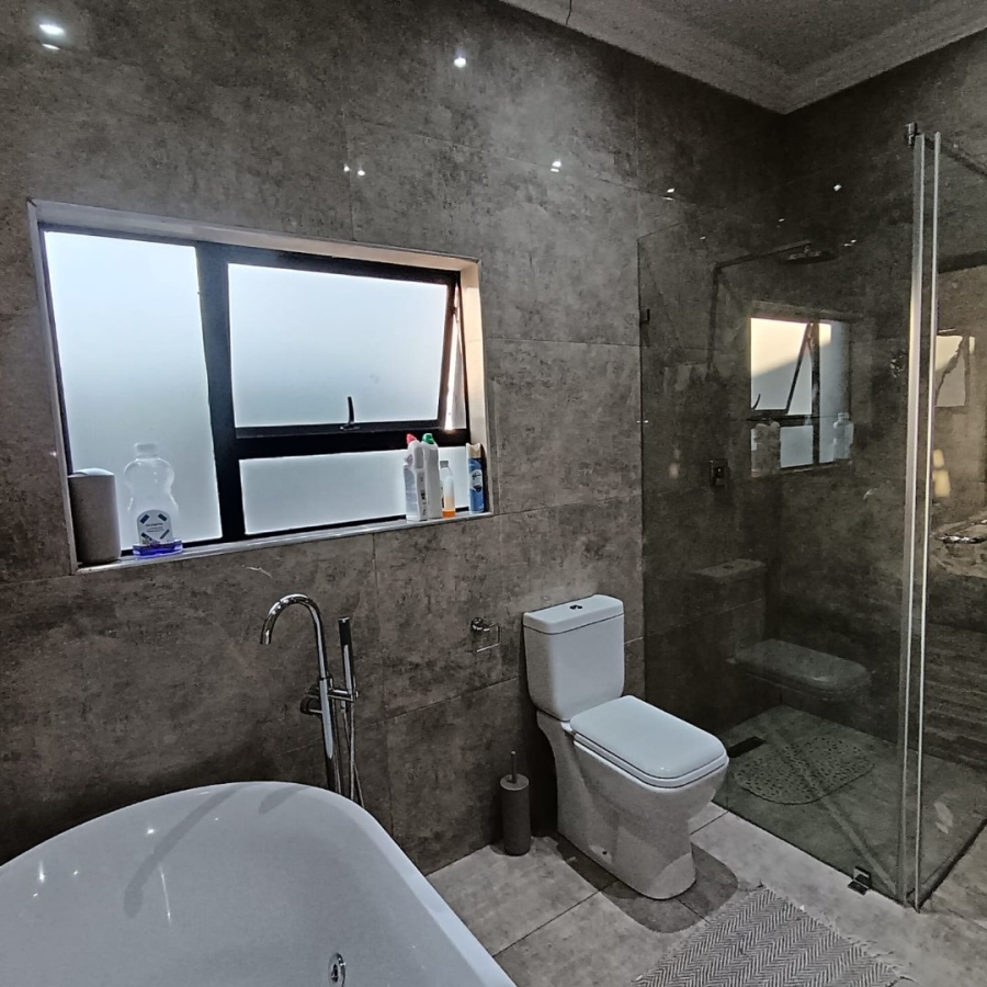 6 Bedroom Property for Sale in Helderwyk Gauteng