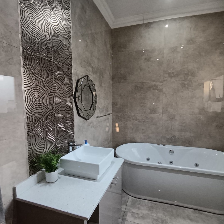 6 Bedroom Property for Sale in Helderwyk Gauteng