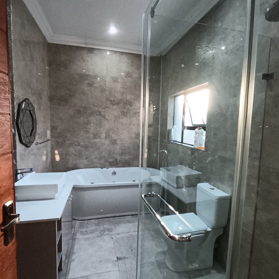 6 Bedroom Property for Sale in Helderwyk Gauteng