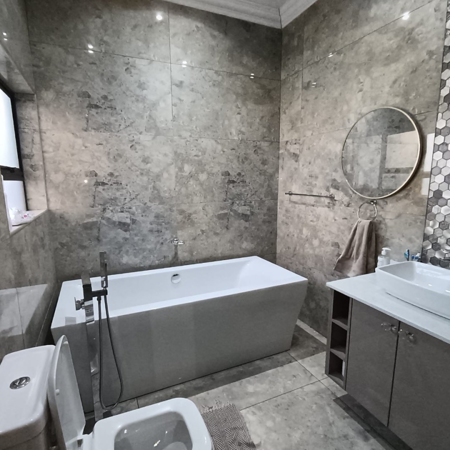 6 Bedroom Property for Sale in Helderwyk Gauteng
