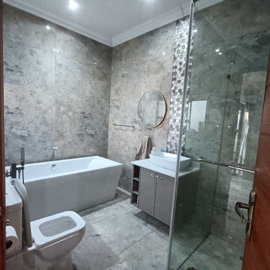 6 Bedroom Property for Sale in Helderwyk Gauteng