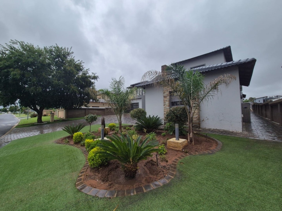 6 Bedroom Property for Sale in Helderwyk Gauteng