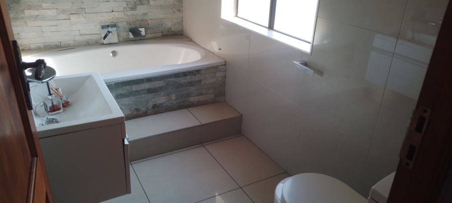 5 Bedroom Property for Sale in Helderwyk Gauteng