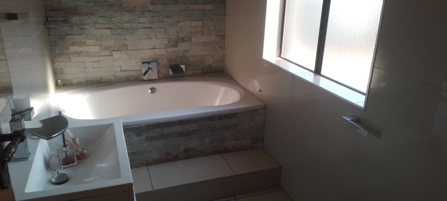 5 Bedroom Property for Sale in Helderwyk Gauteng