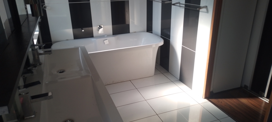 5 Bedroom Property for Sale in Helderwyk Gauteng