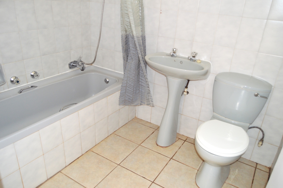 To Let 3 Bedroom Property for Rent in Roodekrans Gauteng