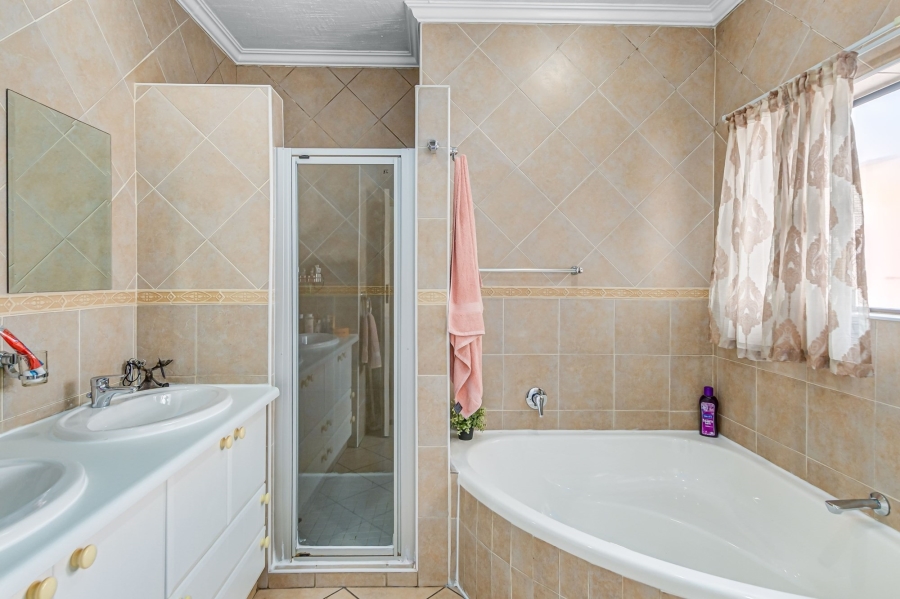 4 Bedroom Property for Sale in North Riding Gauteng