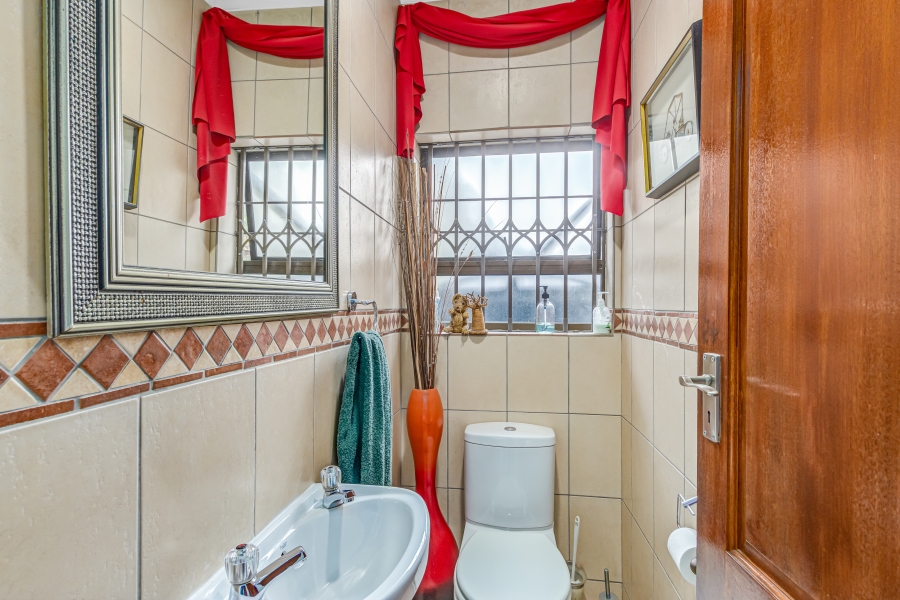 5 Bedroom Property for Sale in Lonehill Gauteng