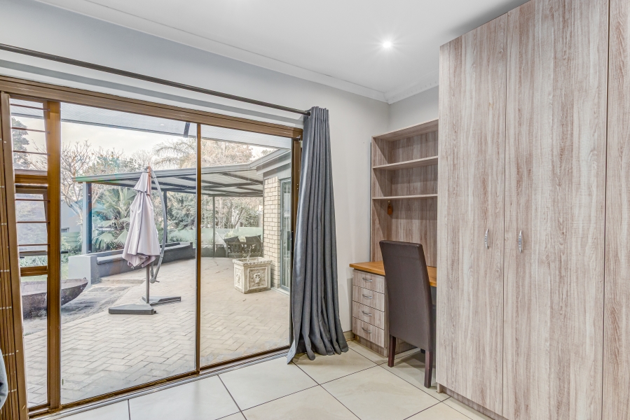 5 Bedroom Property for Sale in Lonehill Gauteng