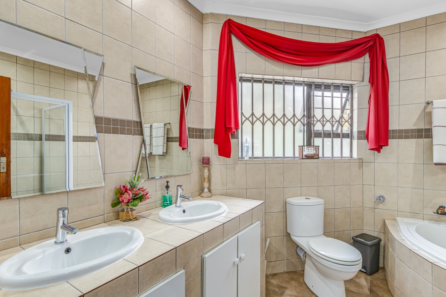 5 Bedroom Property for Sale in Lonehill Gauteng