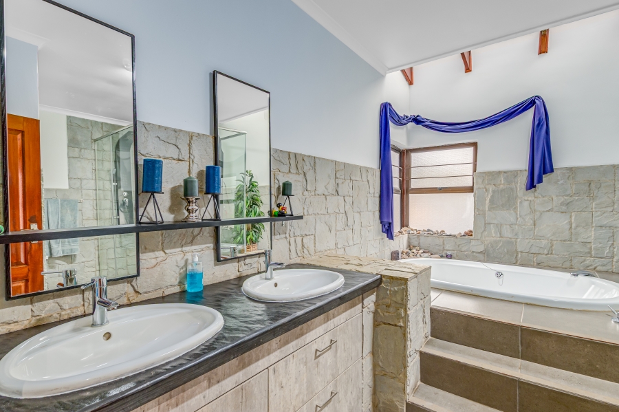 5 Bedroom Property for Sale in Lonehill Gauteng