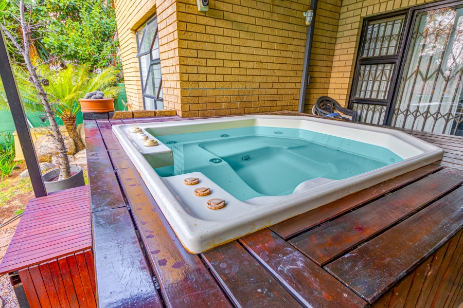 5 Bedroom Property for Sale in Lonehill Gauteng