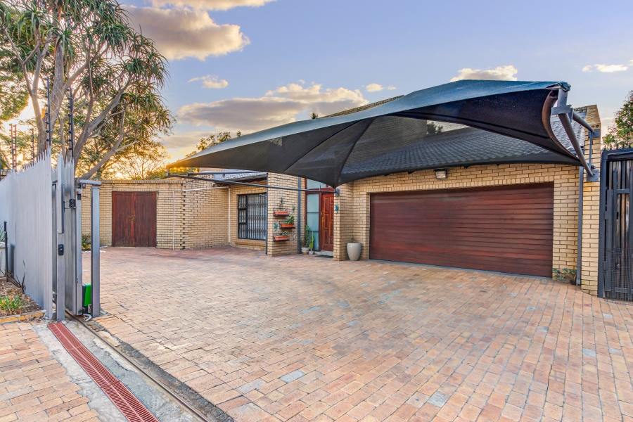 5 Bedroom Property for Sale in Lonehill Gauteng