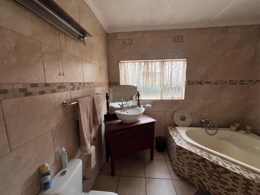 4 Bedroom Property for Sale in Unitas Park Gauteng