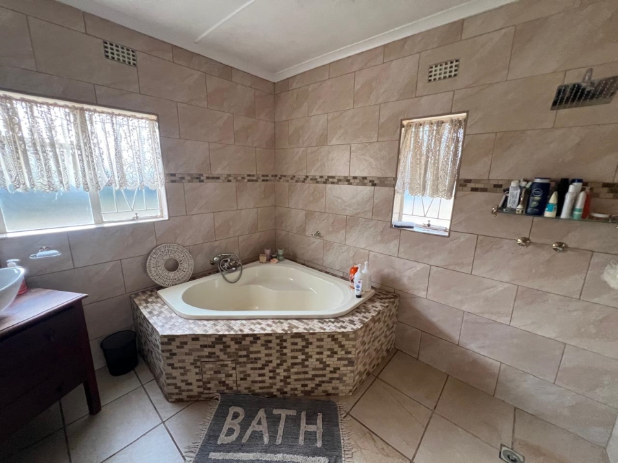 4 Bedroom Property for Sale in Unitas Park Gauteng