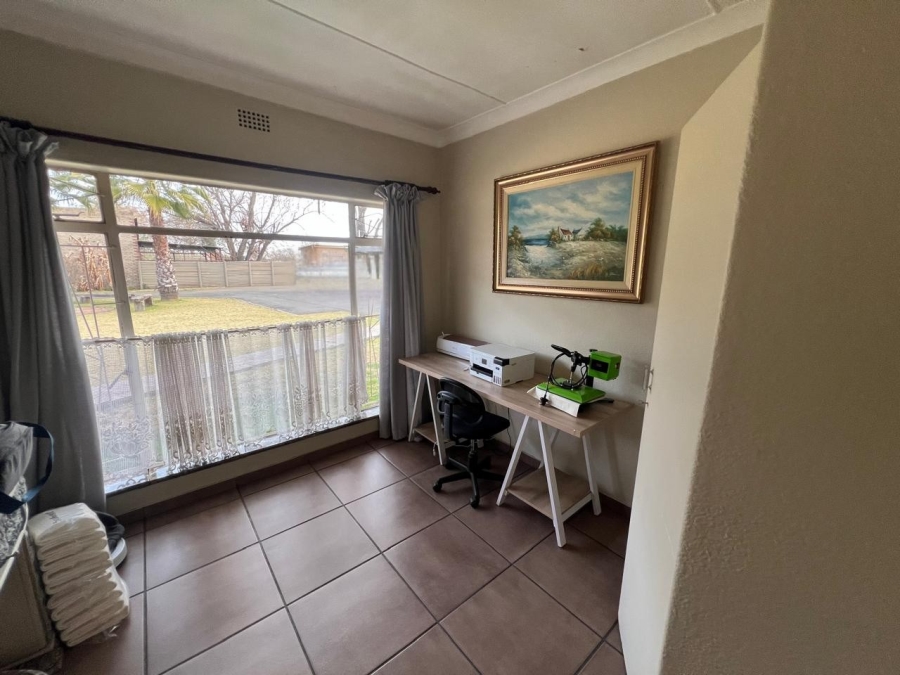 4 Bedroom Property for Sale in Unitas Park Gauteng