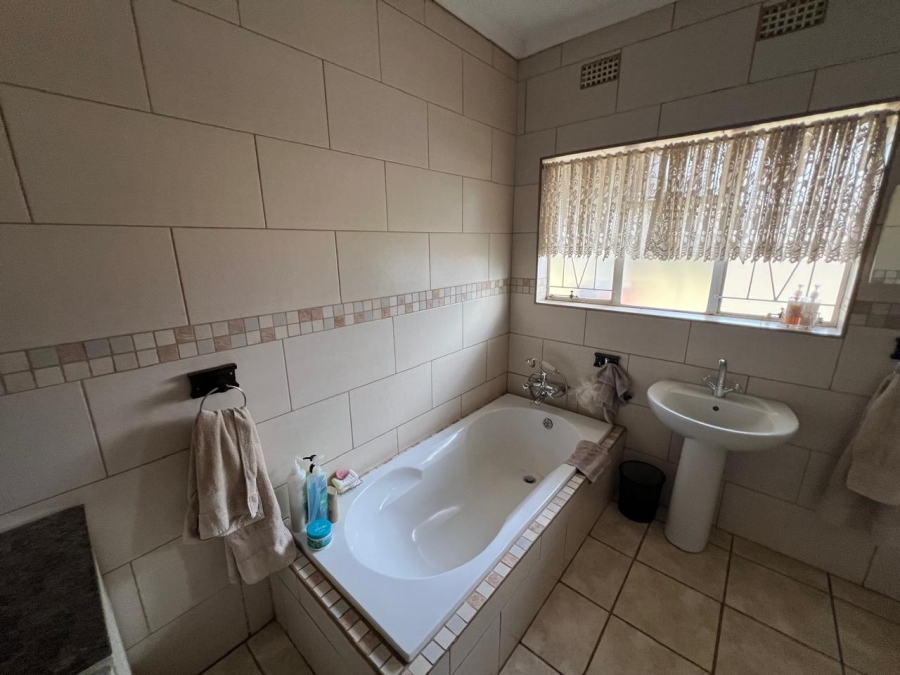 4 Bedroom Property for Sale in Unitas Park Gauteng