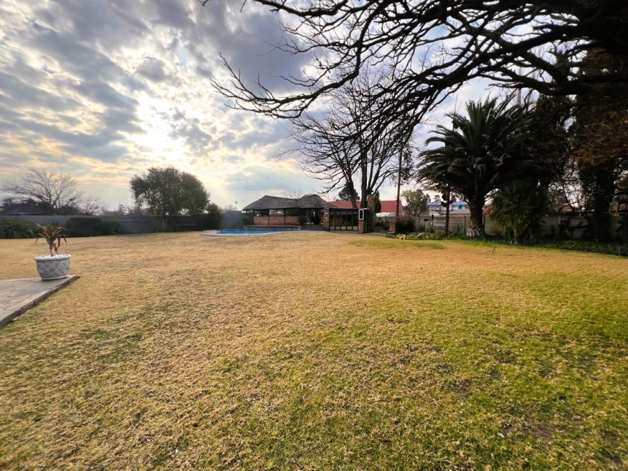 4 Bedroom Property for Sale in Unitas Park Gauteng