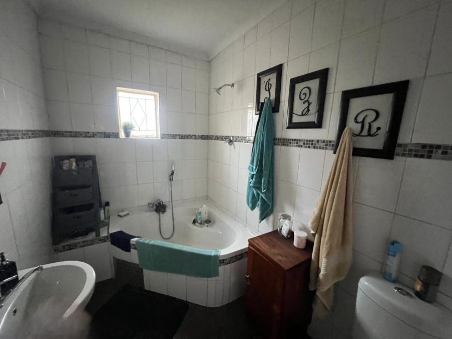 4 Bedroom Property for Sale in Unitas Park Gauteng