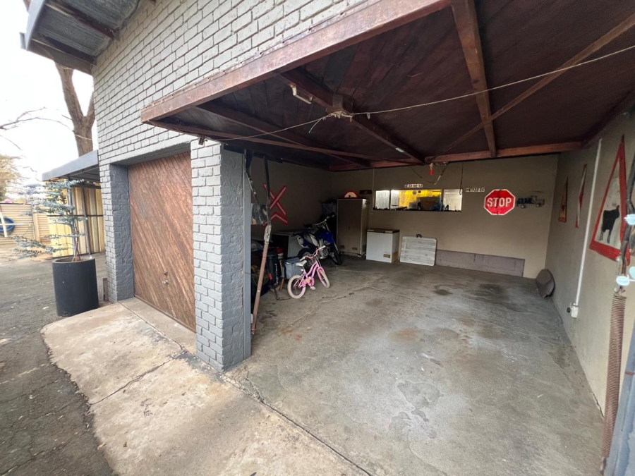 4 Bedroom Property for Sale in Unitas Park Gauteng