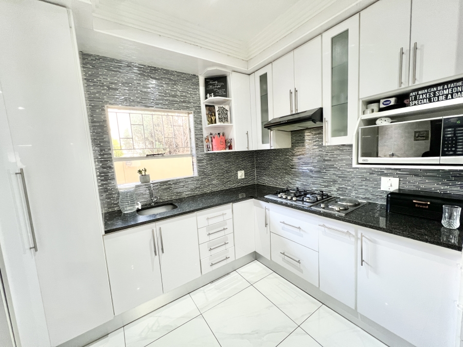 4 Bedroom Property for Sale in Halfway Gardens Gauteng
