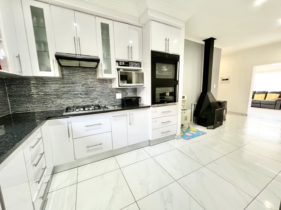 4 Bedroom Property for Sale in Halfway Gardens Gauteng