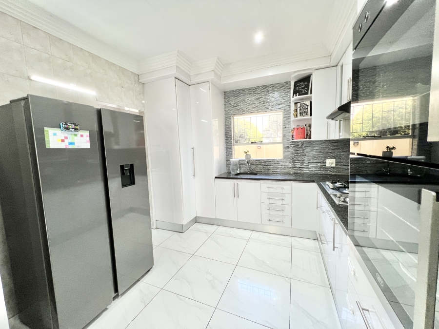 4 Bedroom Property for Sale in Halfway Gardens Gauteng