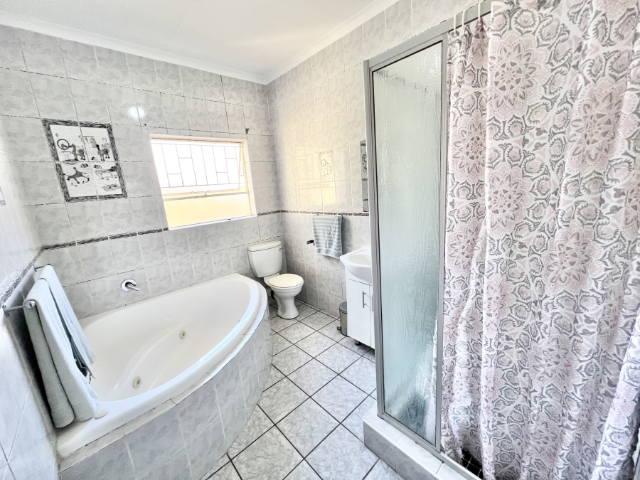 4 Bedroom Property for Sale in Halfway Gardens Gauteng