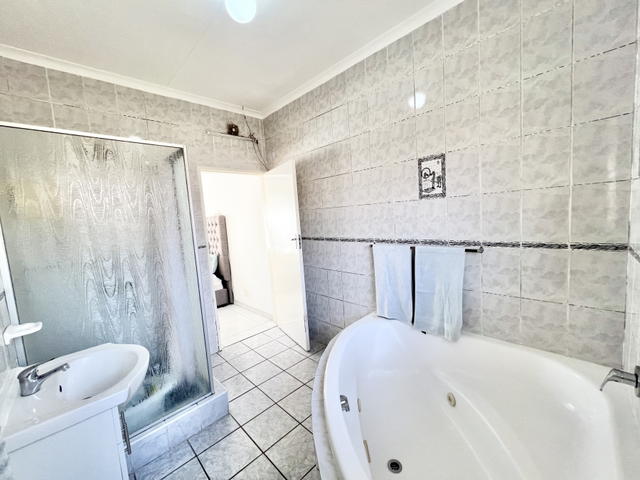 4 Bedroom Property for Sale in Halfway Gardens Gauteng