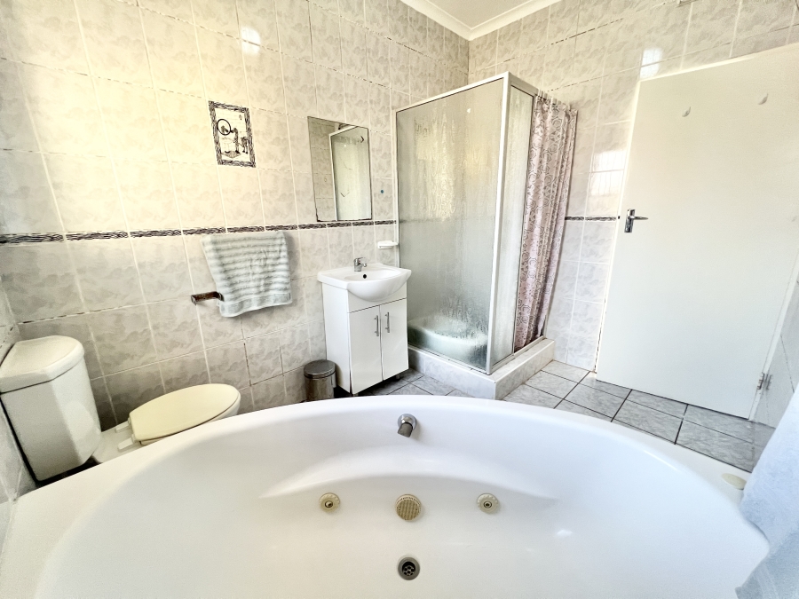 4 Bedroom Property for Sale in Halfway Gardens Gauteng