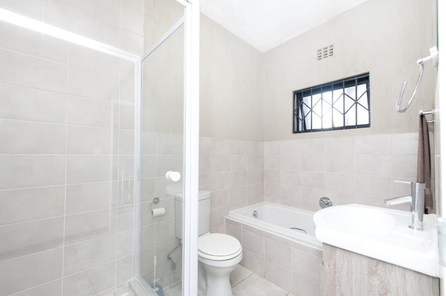 2 Bedroom Property for Sale in Barbeque Downs Gauteng