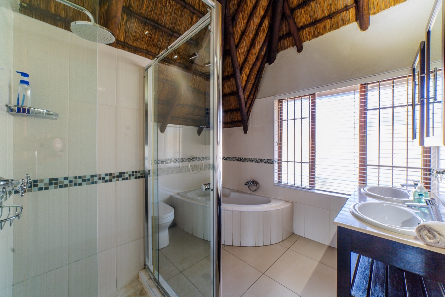 5 Bedroom Property for Sale in Magaliessig Gauteng
