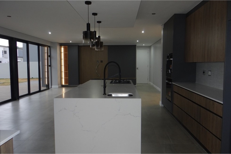 5 Bedroom Property for Sale in Midstream Heights Gauteng
