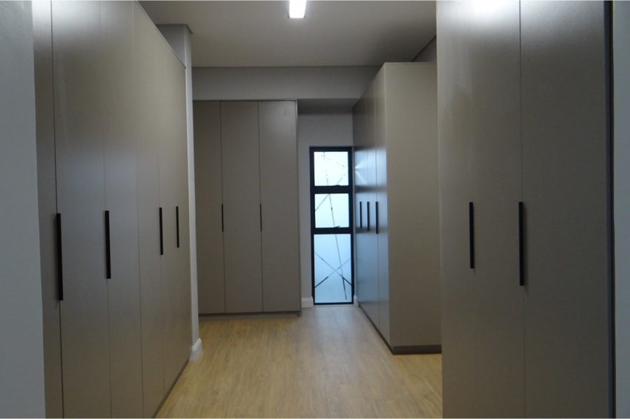 5 Bedroom Property for Sale in Midstream Heights Gauteng