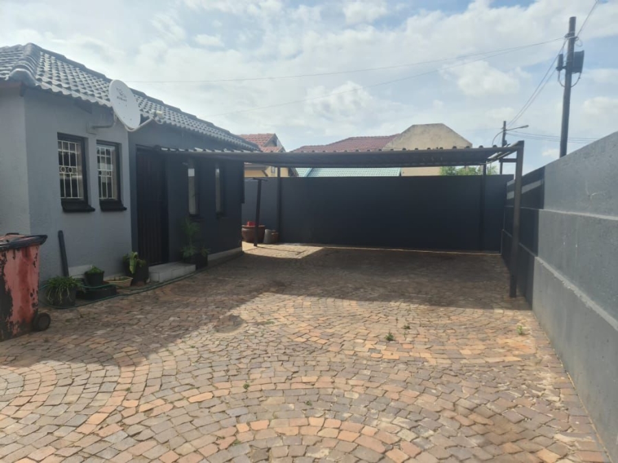 3 Bedroom Property for Sale in Protea Glen Gauteng