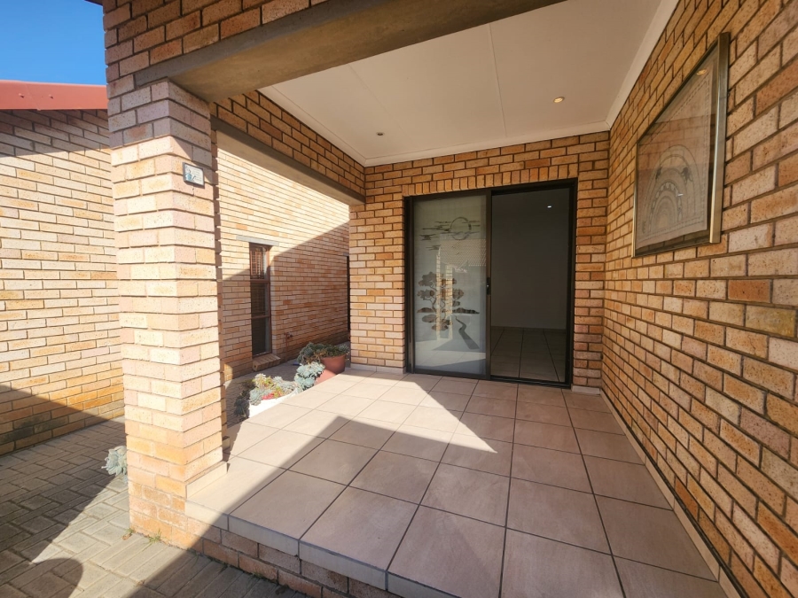 2 Bedroom Property for Sale in Three Rivers Proper Gauteng