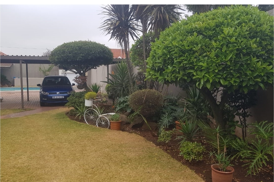 To Let 1 Bedroom Property for Rent in Waverley Gauteng