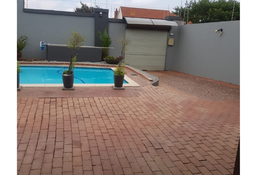 To Let 1 Bedroom Property for Rent in Waverley Gauteng