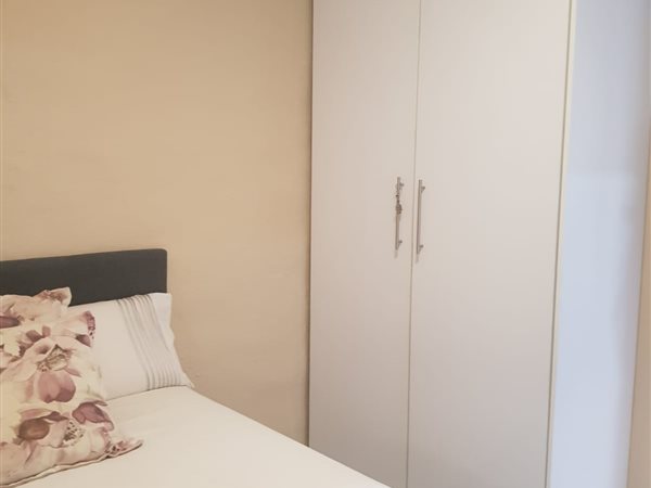 To Let 2 Bedroom Property for Rent in Waverley Gauteng