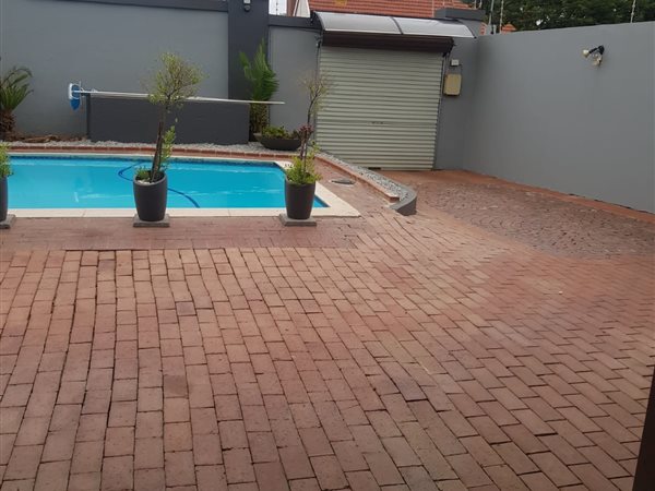 To Let 2 Bedroom Property for Rent in Waverley Gauteng