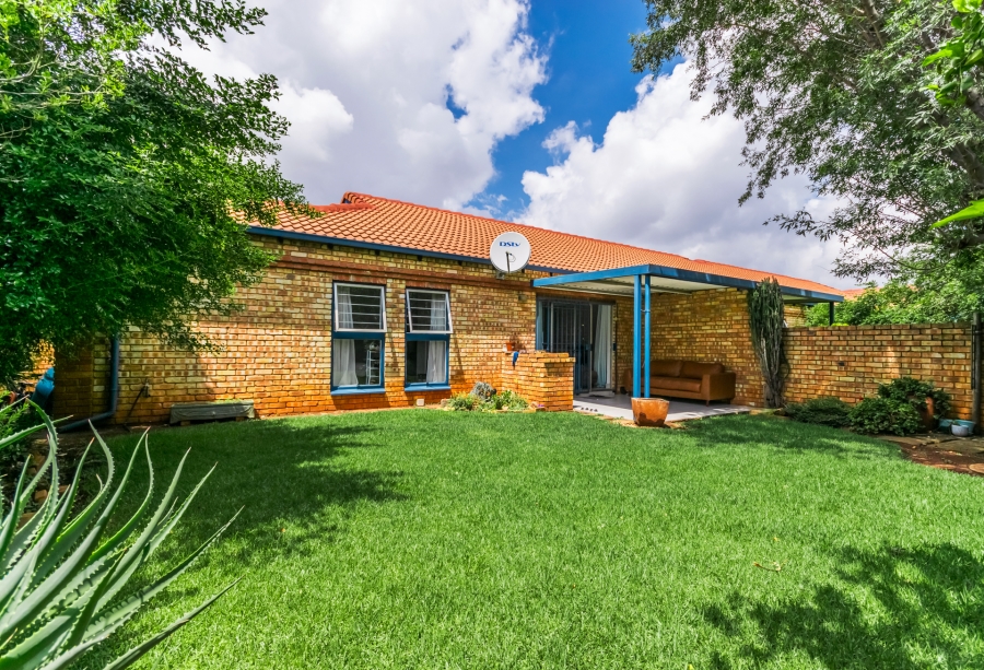 3 Bedroom Property for Sale in Die Hoewes Gauteng
