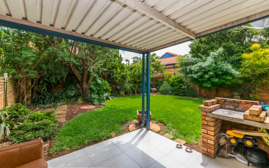 3 Bedroom Property for Sale in Die Hoewes Gauteng